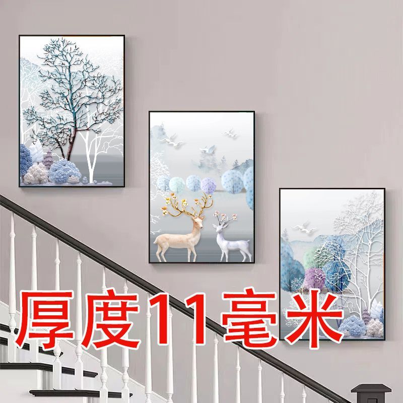 複式階段の入り口の間に装飾画があります。|undefined
