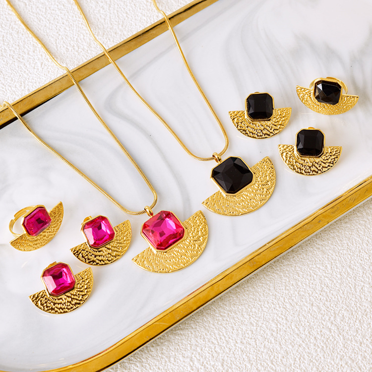 Artístico retro en forma de abanico collar transfronterizo tallado cuadrado diamante joyería titanio acero pendientes suéter cadena Luz de lujo estilo traje al por mayor