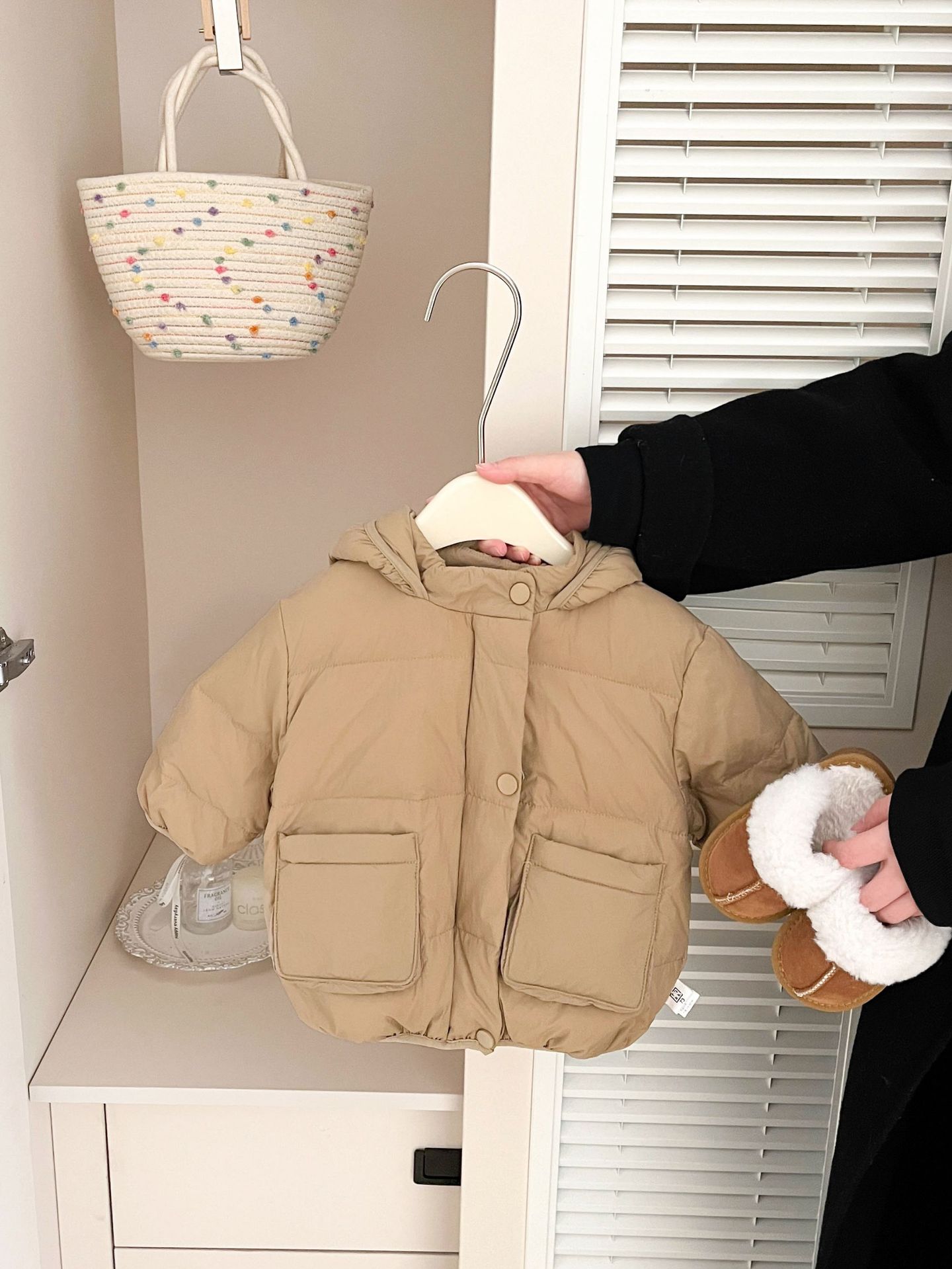 Niñas lindas chaquetas encapuchadas invierno nuevo bebé extranjero blanco chaquetas cálidas ropa de bebé gruesa