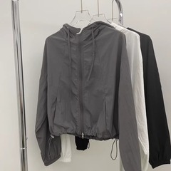 短い帽子の日焼け止め服の女性の夏の小さい体の運動の突撃服の2025年の夏のレジャーの日焼け止め服の上着
