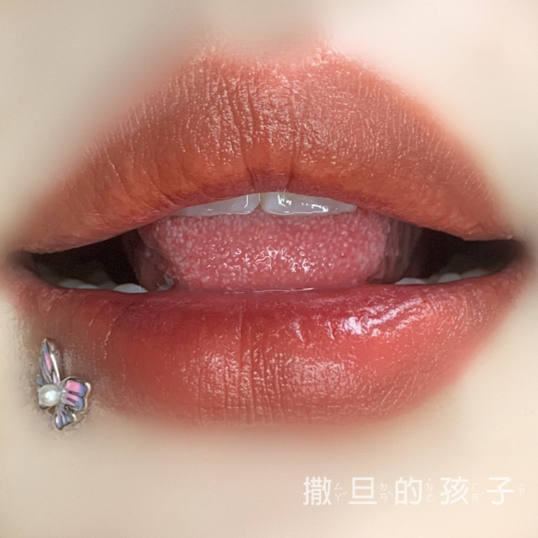 Silver pointed spike labret stud material detail
