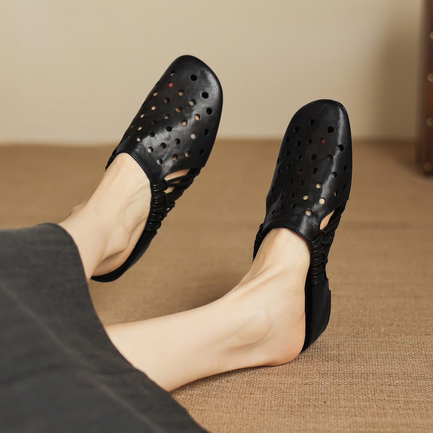 Dép sandal nữ quai chữ V đế xuồng cao gót, phong cách dệt da lộn — đen