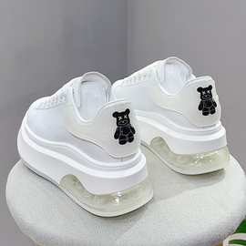 韩版小白鞋女款2024年秋新款后跟小熊设计真皮休闲鞋增高女鞋板鞋
