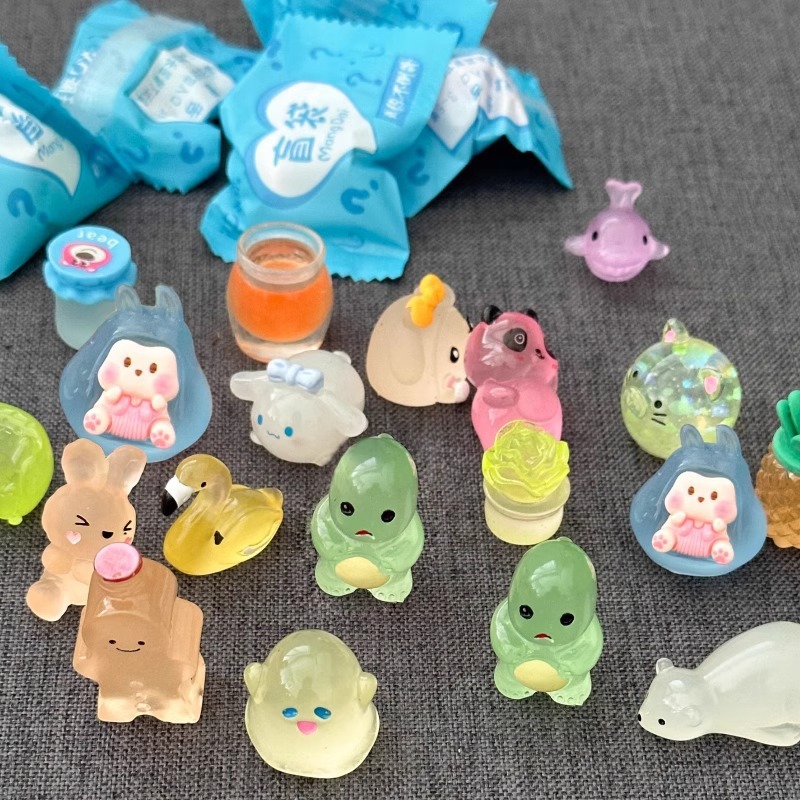 [24 caja ciega de juguetes abierta a fresco] bolsas ciegas de dibujos animados de luz nocturna miniaturizadas para niños pequeños regalos de verano juguetes adornos