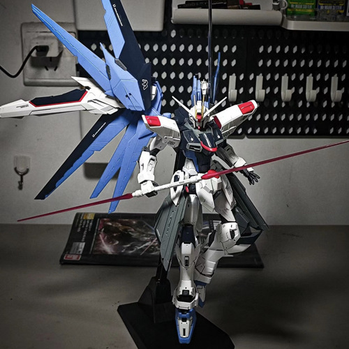 HG Red Frame Iron Maiden Striker Freedom Mobile Suit Unicorn Action Figure