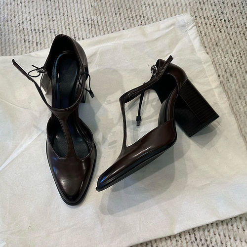 Stylish Mary Jane shoes with versatile design, leg-length accentuating features, retro British style, pointed toe, and T-strap high heels.