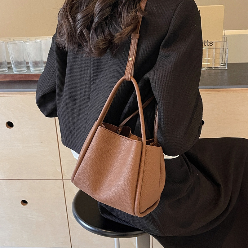 子供の母のハンドバッグの女性の高級感insの小さな野菜のかごは純色のバケツのバッグの斜めのショルダーバッグ2025の新型を包みます。