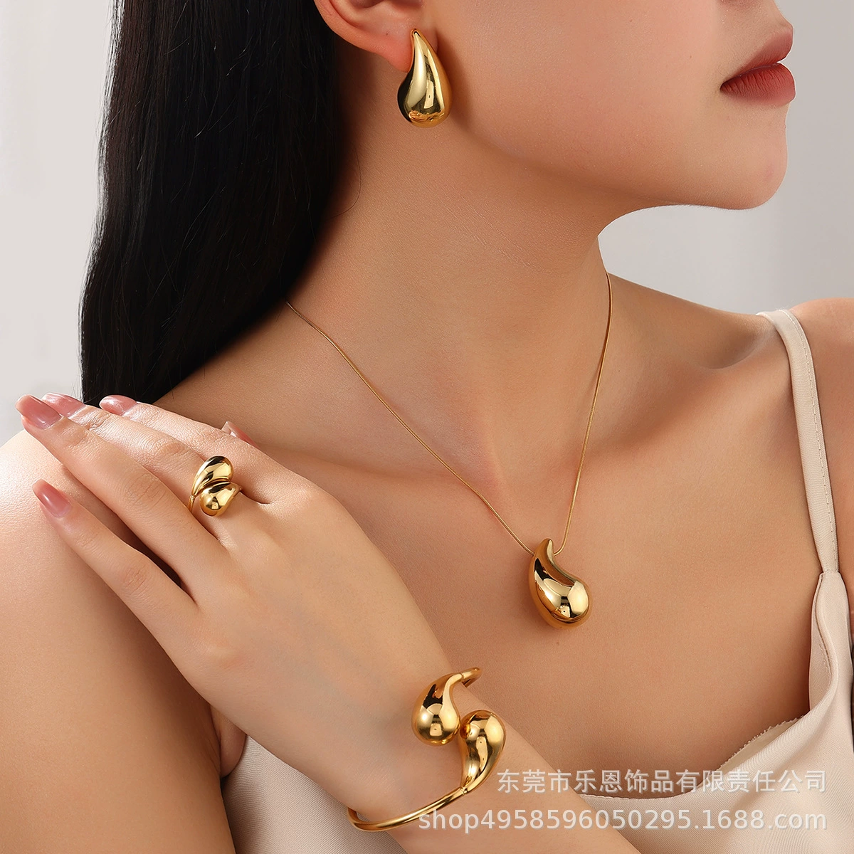 Амазонка Взрывная нержавеющая сталь высокого класса чувство полые капли воды ожерелье золотой серьги из титановой стали серьги кольцо браслет женщина