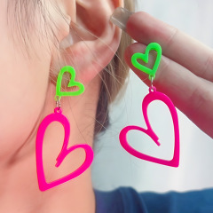 欧米のファッションの不規則な透かし彫りの愛のアクリルのピアスのイヤリングのシンプルなデザイン感のイヤリングのアクセサリーの女性