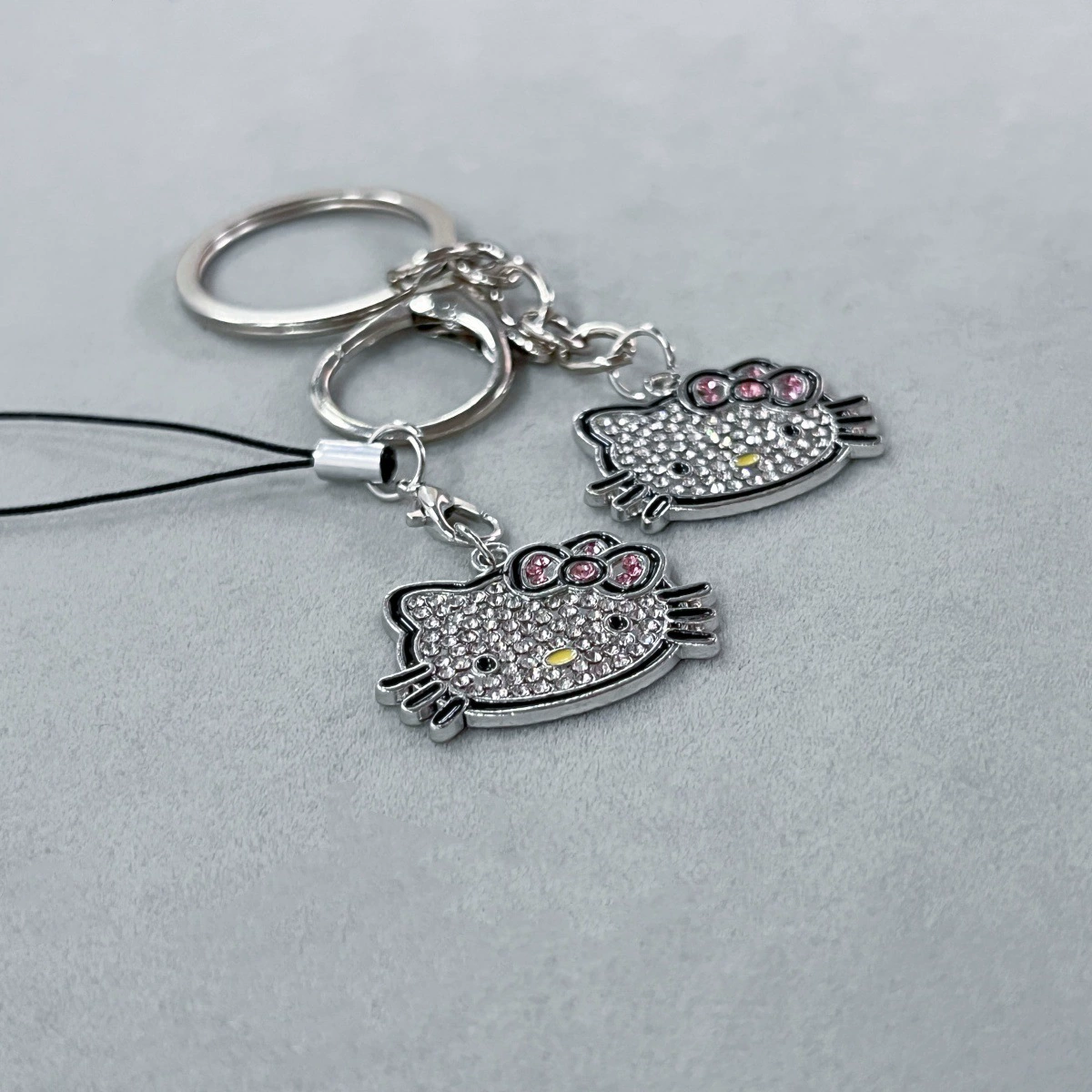 Keychain (Hello Kitty) cartoon backpack key accessory, 2-carat charm, 9×9×1 cm