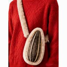 《秋冬可爱暴!“爆款嗑瓜子”毛绒斜挎包 软葵花籽精致造型包》