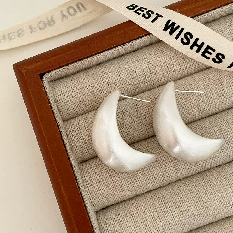 2025年新款金属拉丝胖月牙水滴简约冷淡风高级感气质小耳钉潮人