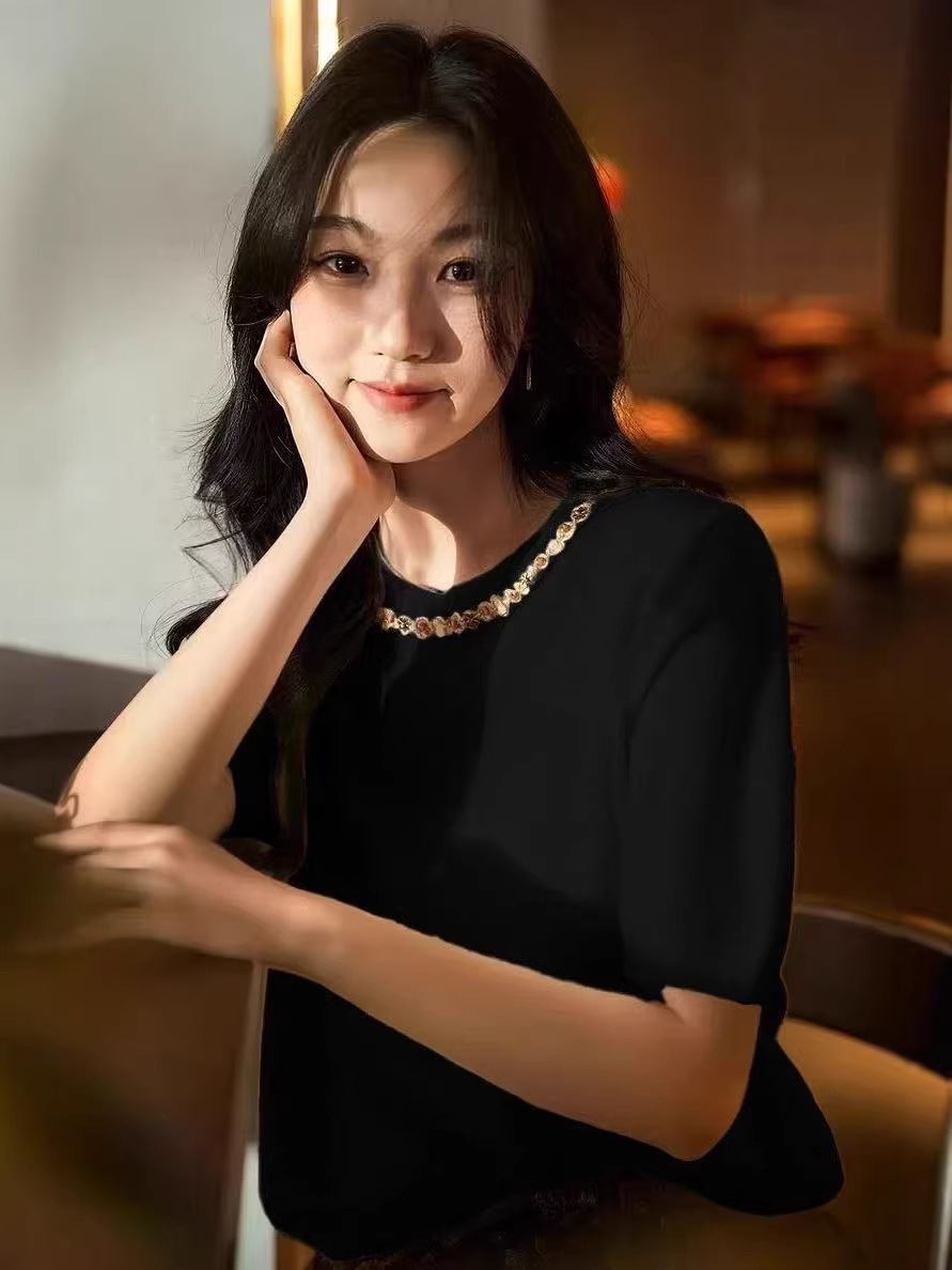 Áo thun nữ tay ngắn cổ tròn chất liệu dệt kim mềm mại — đen