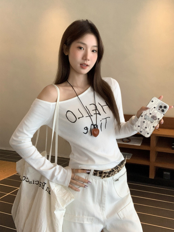 白色斜肩字母印花设计感长袖T恤女2025初秋新款修身显瘦露肩上衣|undefined