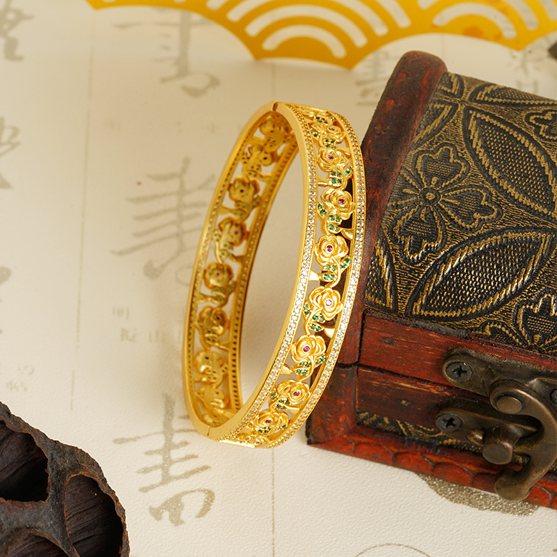 Brazalete de flores de oro hueco de Vietnam, brazalete de hebilla de hebilla de flores para niños populares, lujo ligero, joyería de cobre al por mayor.