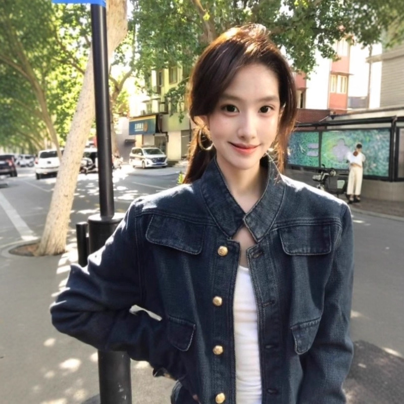 American retro short denim jacket for women, spring and autumn 2026 new style, casual Chanel-style jacket top.