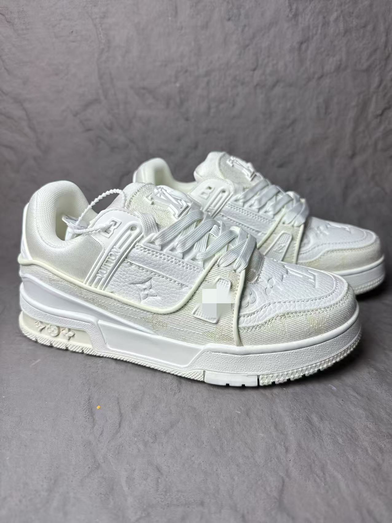 Spot comercio exterior transfronterizo burro entrenador blanco cemento vaqueros azul moda deportiva casual pareja hombre y mujer skate