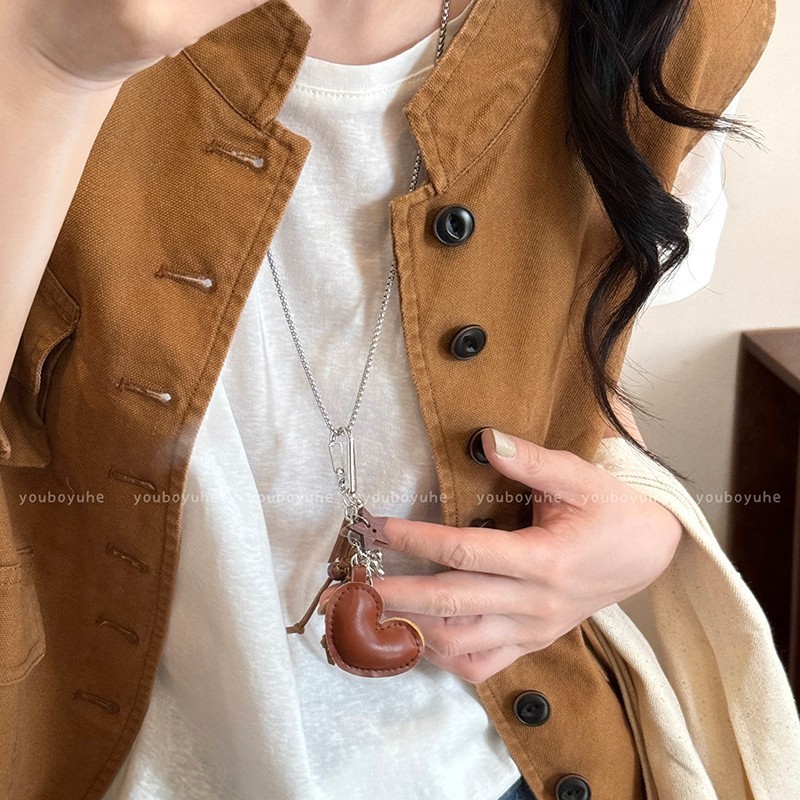 女性用レザーラブペンダントネックレス、ニッチでユニークなデザイン、ハイエンドのロングスウェットシャツチェーン、パーソナライズされたインスタイルアクセサリー|undefined