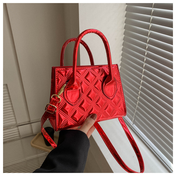 Piccola borsa a tracolla quadrata in vernice effetto goffrato_voghion.com