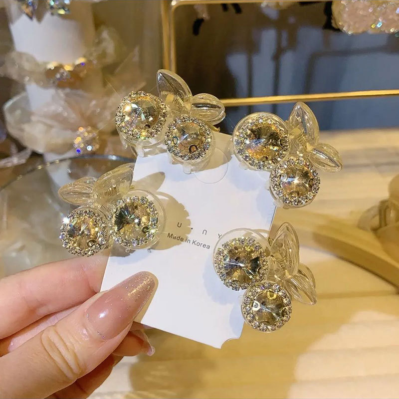 Sophisticated elegant cute crab pin