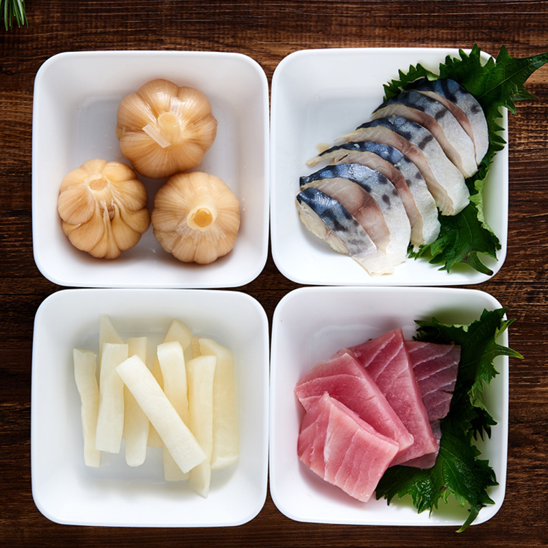 日本の輸入キッチン料理は料理皿を用意します。家庭用鍋は餃子と果物と野菜の食材を入れます。|undefined