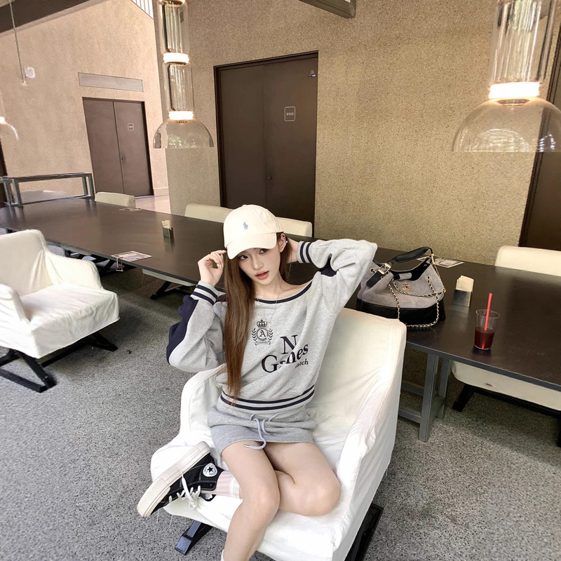 Retro Contrasting Color Preppy Style Sports Sweatshirt for Women Early Autumn Miu Style Loose Slimming Look Hoodless Slanted Shoulder Top