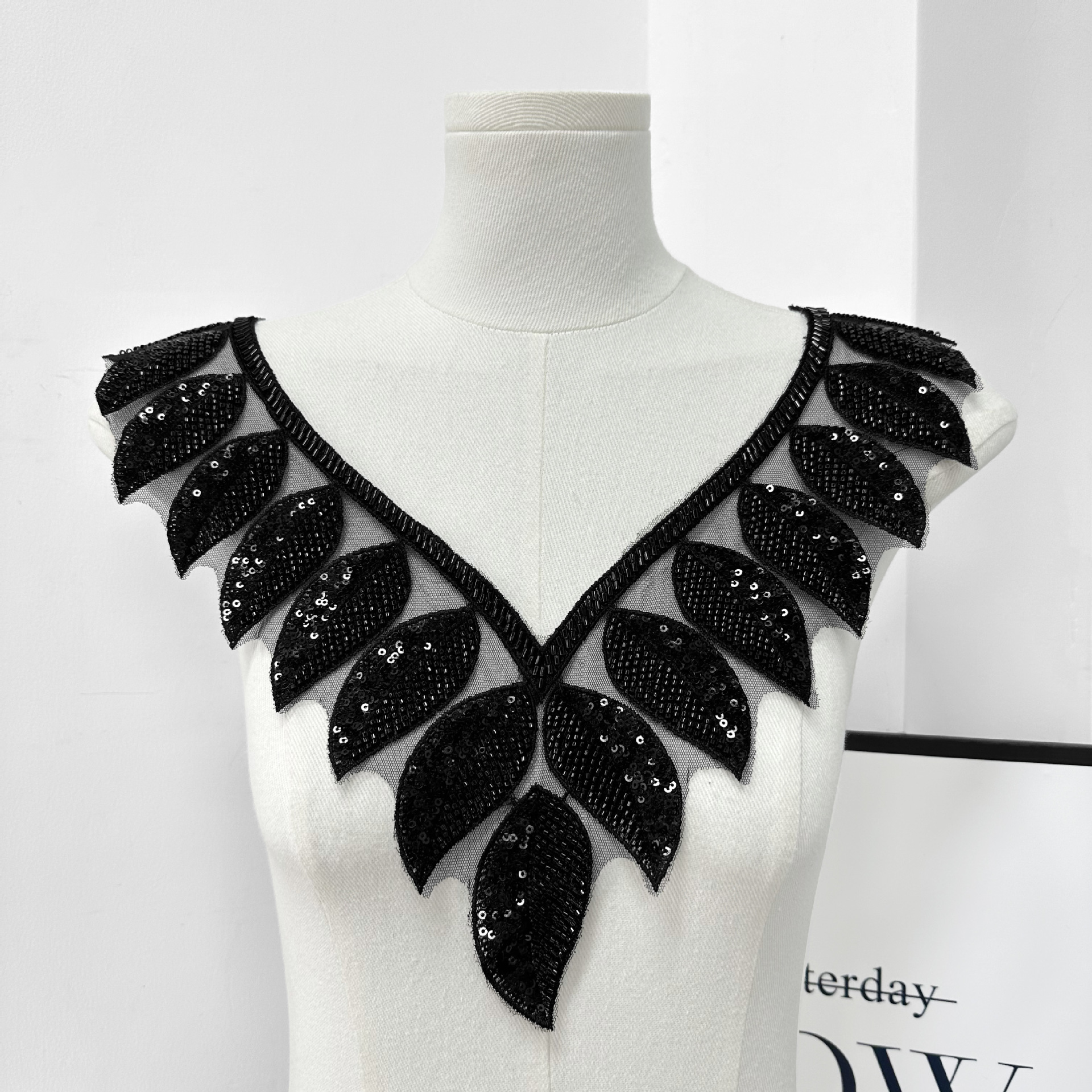 Base blanca con decoración de cuello bordado con flores doradas, diseño de patrón tridimensional europeo y americano, accesorios de ropa DIY.