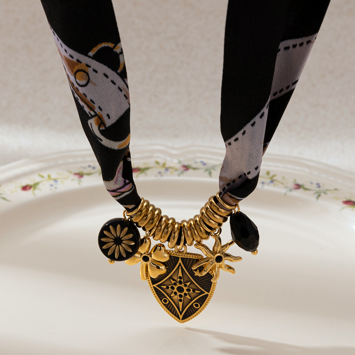 Collar de acero inoxidable de estilo europeo y americano, lujo ligero, diseño de alto nivel, collar de bufandas de flores, escudo, mujer no se desvanece