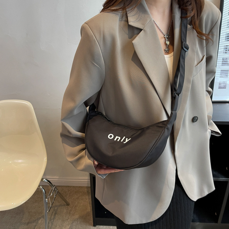 2022 nuevo bolso de las mujeres de alta calidad de moda todo partido hombro bolsa de mensajero popular estilo occidental nylon dumpling pequeña bolsa de moda