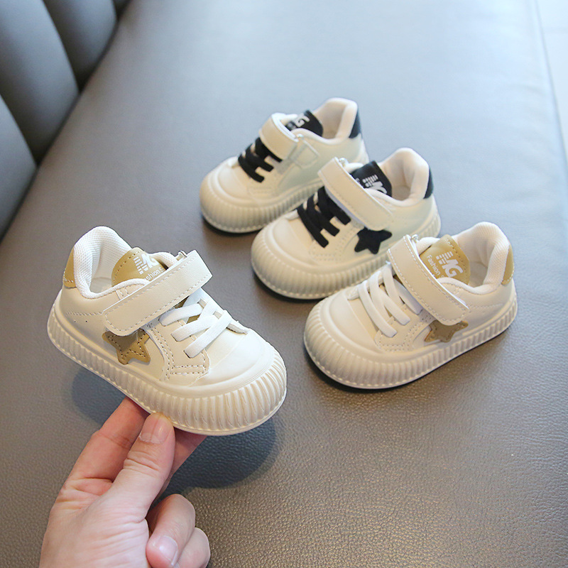 Beebikevadised ja sügisesed beebipehmed tallad, libisemiskindlad üksikud väikesed valged kingad, nahkpind, lastejalatsid_voghion.com