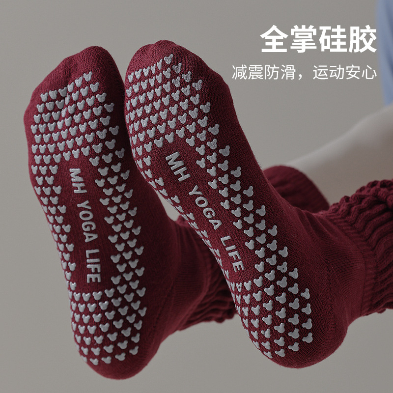 長筒ヨガ靴下の子供は秋冬に滑り止めを厚くして走る縄跳びバドミントン運動のフィットネスのすねの靴下を積みます。