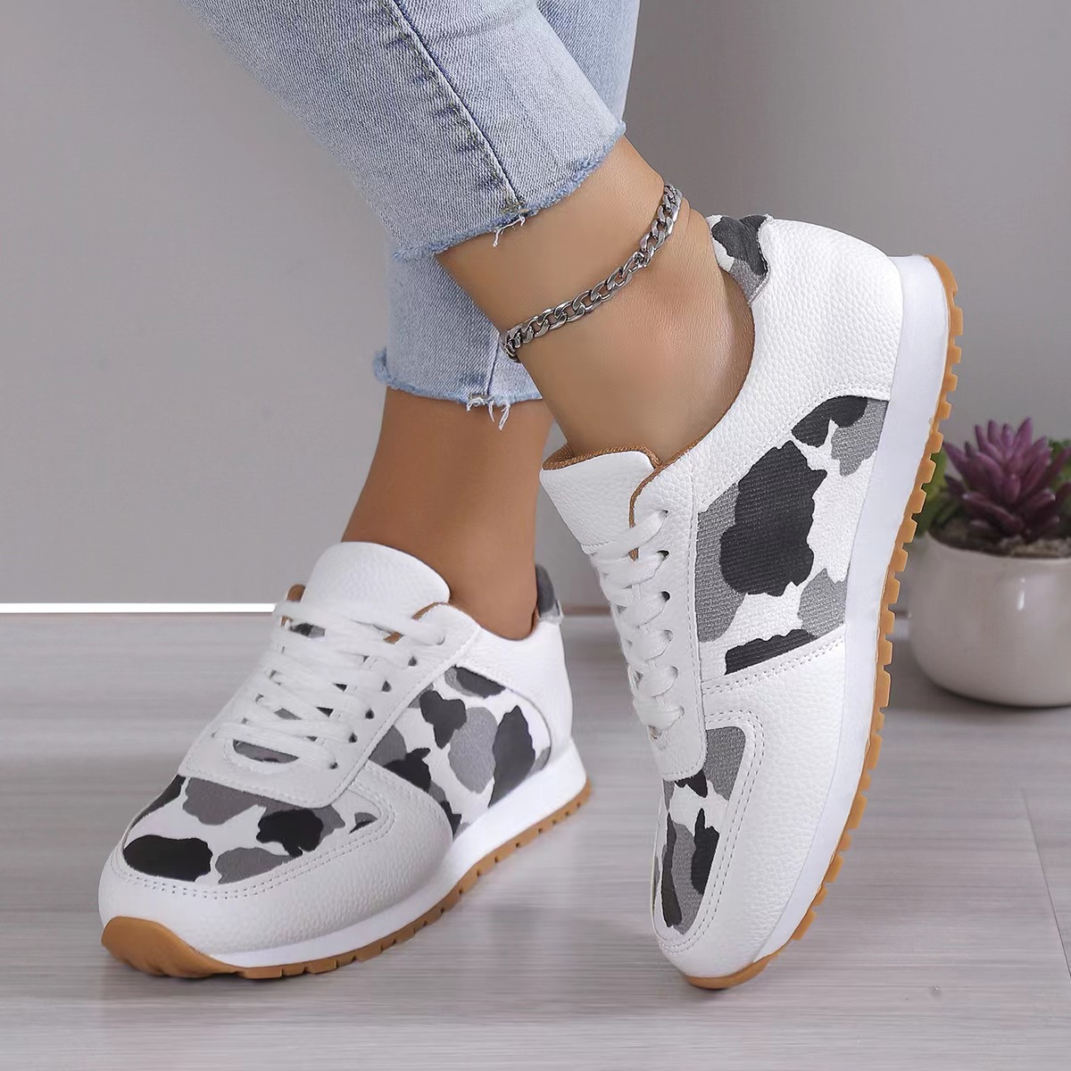 2023 neue lässige Sportschuhe zum Schnüren mit dicken Sohlen und Leopardenmuster, Damen-Außenhandel, große Low-Top-Einzelschuhe, grenzüberschreitende Laufschuhe_voghion.com
