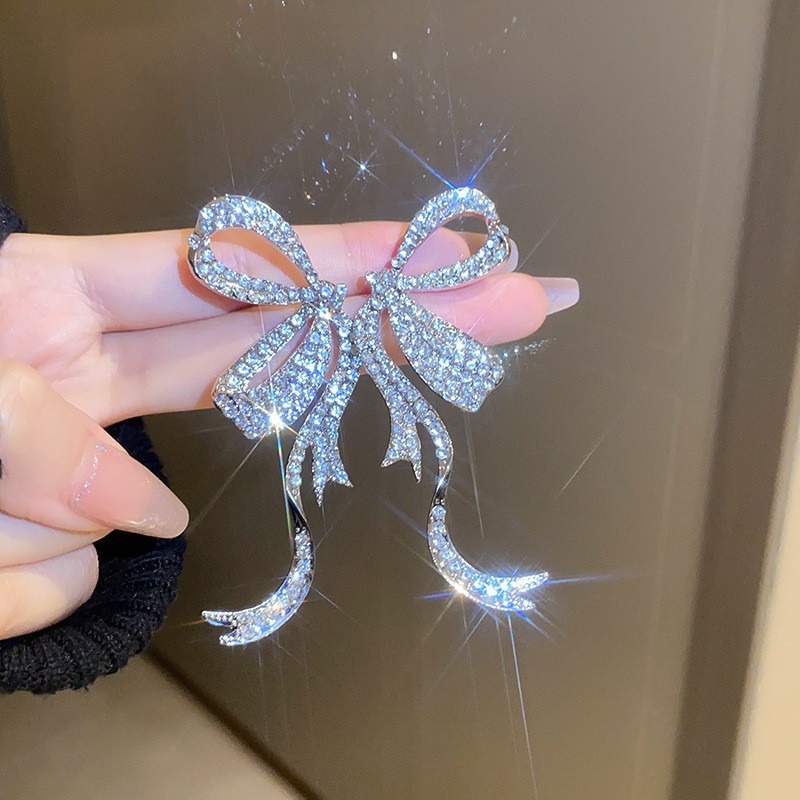 Aguja de plata Pendientes de lazo de diamantes coreanos Pendientes de temperamento de moda de todo fósforo Pendientes de diseño de nicho Sentido de lujo ligero