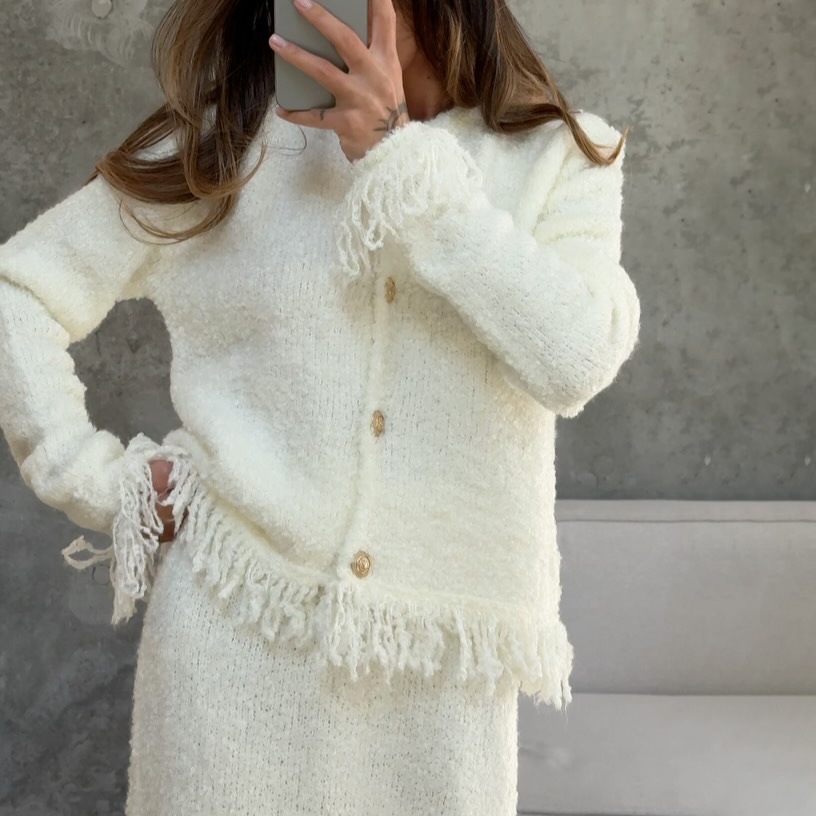 Completo cardigan in maglia a vita alta con frange e minigonna: morbida eleganza con un tocco parigino_voghion.com
