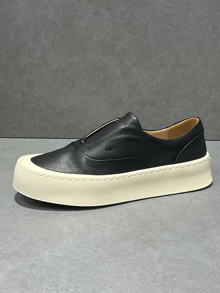 Weiße Schuhe sind lässig, mit dicken Sohlen, bequeme Freizeitschuhe und leichte, luxuriöse Business-Schuhe für Herren._voghion.com