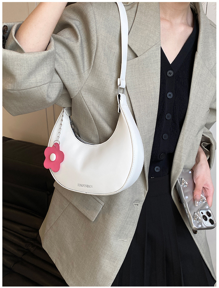 Cross-border women's bag 2024 New style, trendy texture, versatile, ins fashion single-shoulder armpit bag, small flower pendant, crescent moon bag Application Scenario