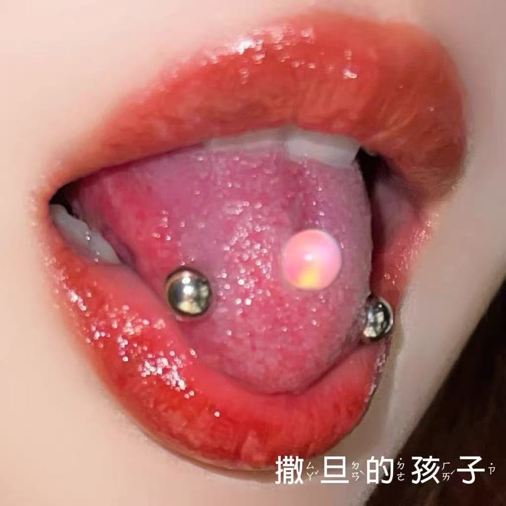 16G labret stud size and finish detail