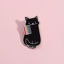 卡通叼彩旗的小黑猫造型设计感合金徽章高档百搭可爱动物勋章胸针