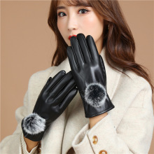 秋冬季女士保暖手套PU皮毛球设计加绒防寒手套可触屏防风骑行手套