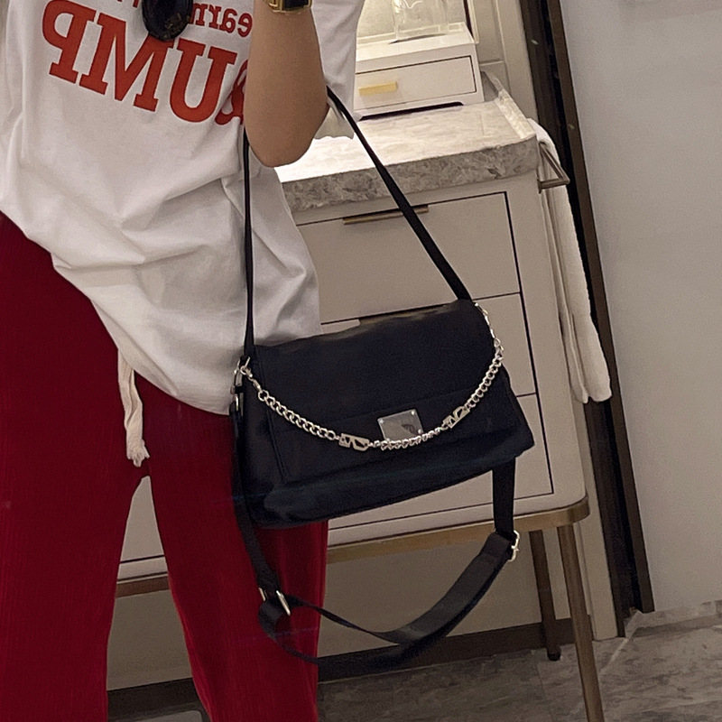 Small design chain vagrant for female 2024 new large capacity single shoulder commuter Messenger bag_voghion.com