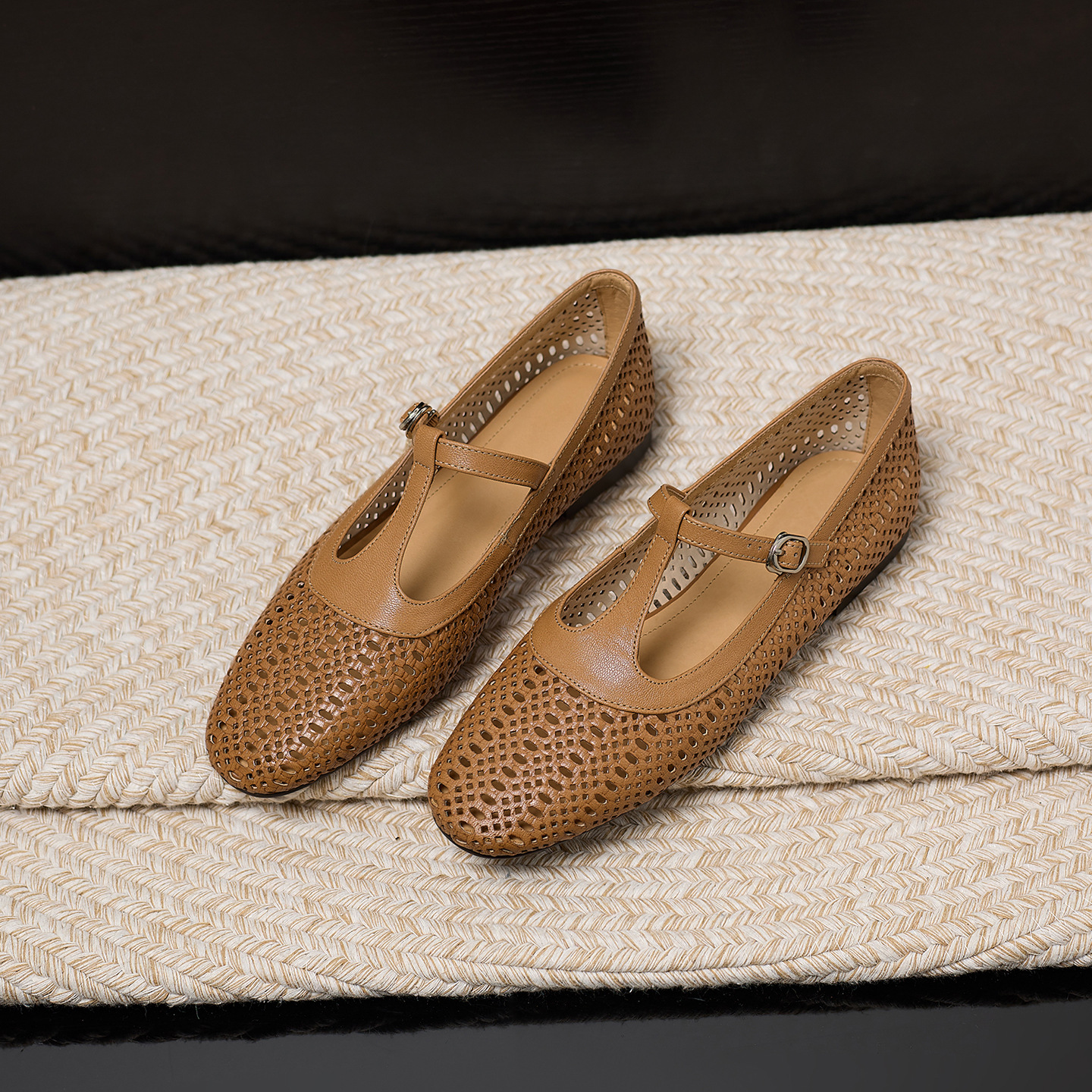 Sandal nữ da cừu đế bệt quai chữ T mũi kín hở lỗ thoáng khí — Màu caramel