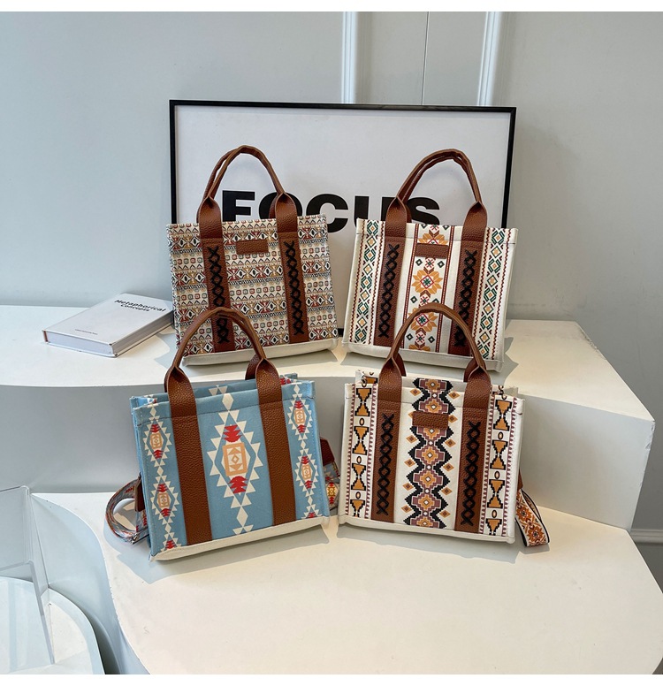 Women's Large Canvas Flower Elegant Vintage Style Streetwear Square Zipper Tote Bag display picture 1