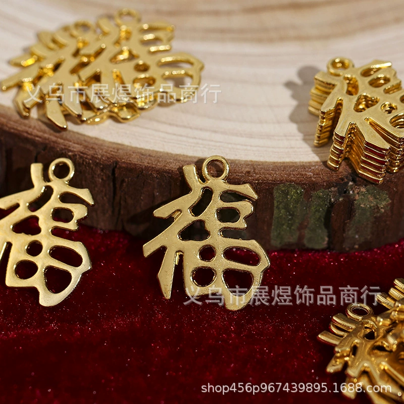 П pendant? This is tricky. We must translate: Wedding Products Hi Word Pendant Canta Sugar Box Happy Sugar Bag Federation Little Two Ford Zinc Alloy Jewelry Package