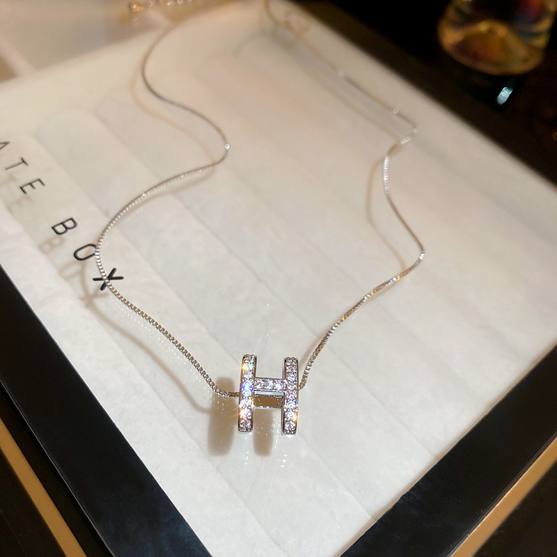本物の金メッキジルコンのアルファベットのペンダントのネックレスは小さくてシンプルです。|undefined