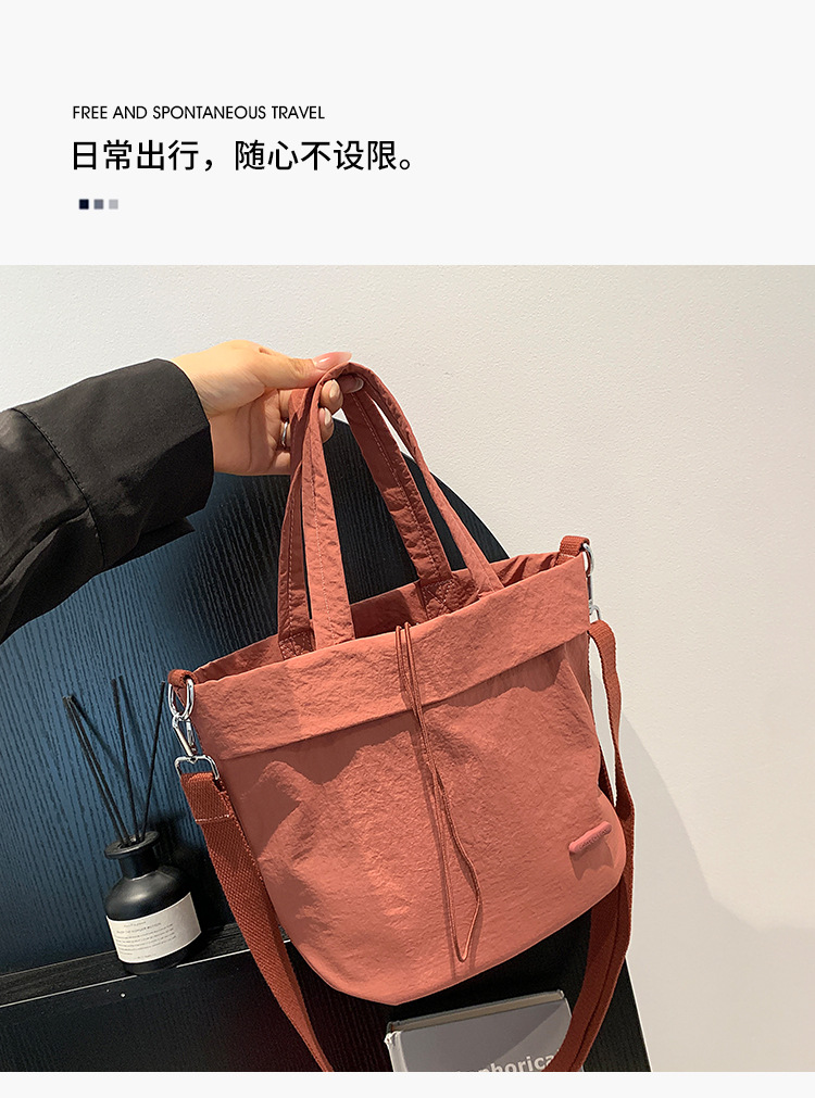Colorful Fox's new niche nylon drawstring drawstring single-shoulder crossbody bag is a casual, versatile and lightweight bucket bag undefined