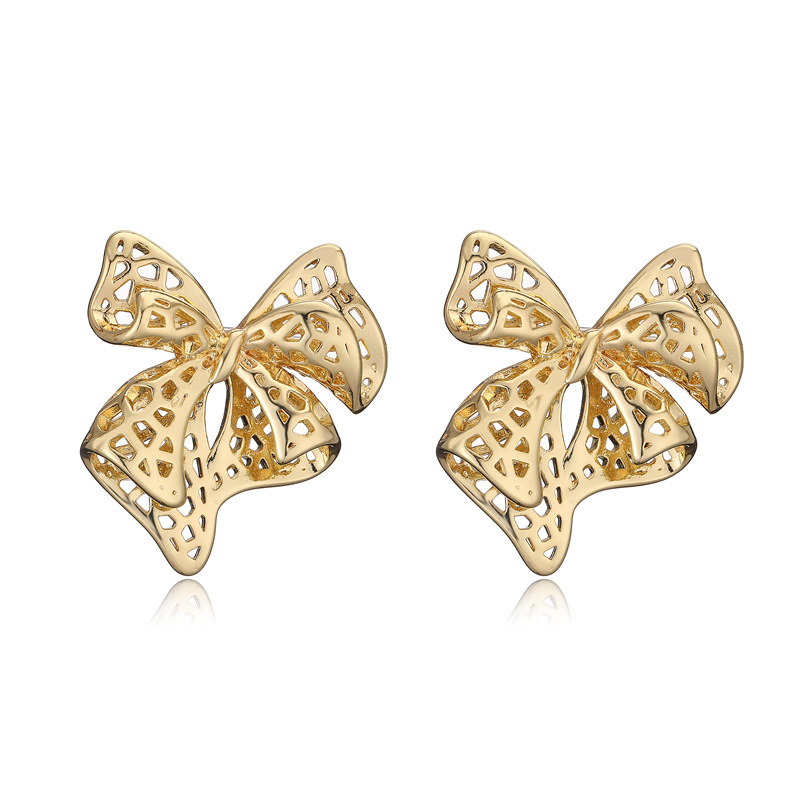 El diseño original retro arco perno de orejas sensación metálica europea y americana personalidad fría bronce chapado orejas de oro 18K