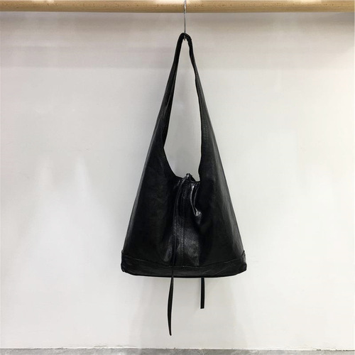 This season Korean niche retro soft leather triangle tote bag versatile worker commuting shoulder bag