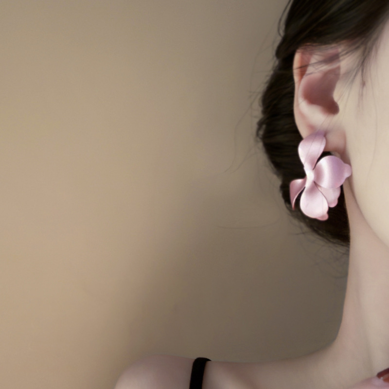 Pendientes de flores mate pintados con aguja de plata Pendientes de temperamento dulce de súper hada coreana Pendientes de lujo ligero Pendientes de alta calidad mujeres