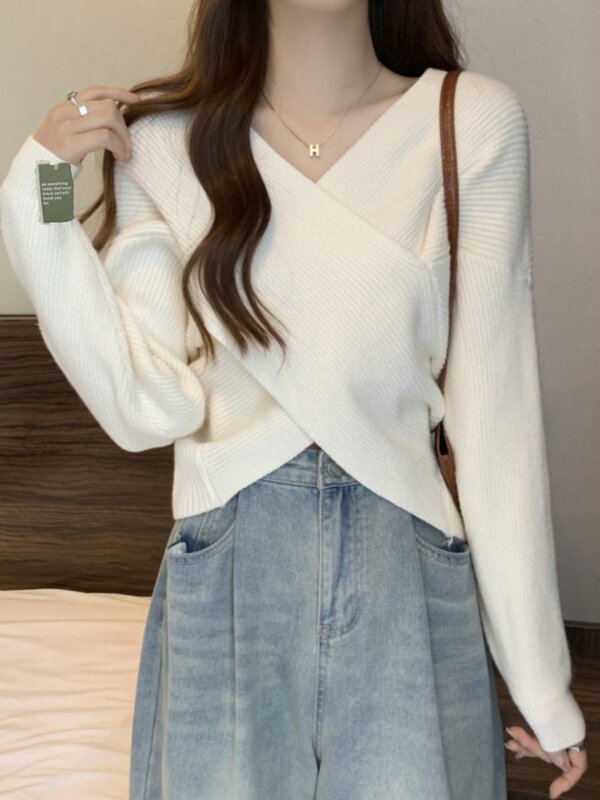 White Sweater Top with V-Neck for Women, Autumn Knitwear, Slim Fit Short Style for Petite Figures, Suitable for Layering with Irregular Coats White Sweater Top with V-Neck for Women, Autumn Knitwear, Slim Fit Short Style for Petite Figures, Suitable for Layering with Irregular Coats