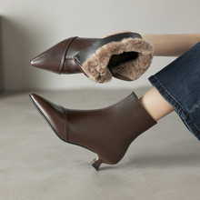 大码41-42棉靴小众猫跟气质尖头时装裸靴冬季加厚加毛保暖小短靴